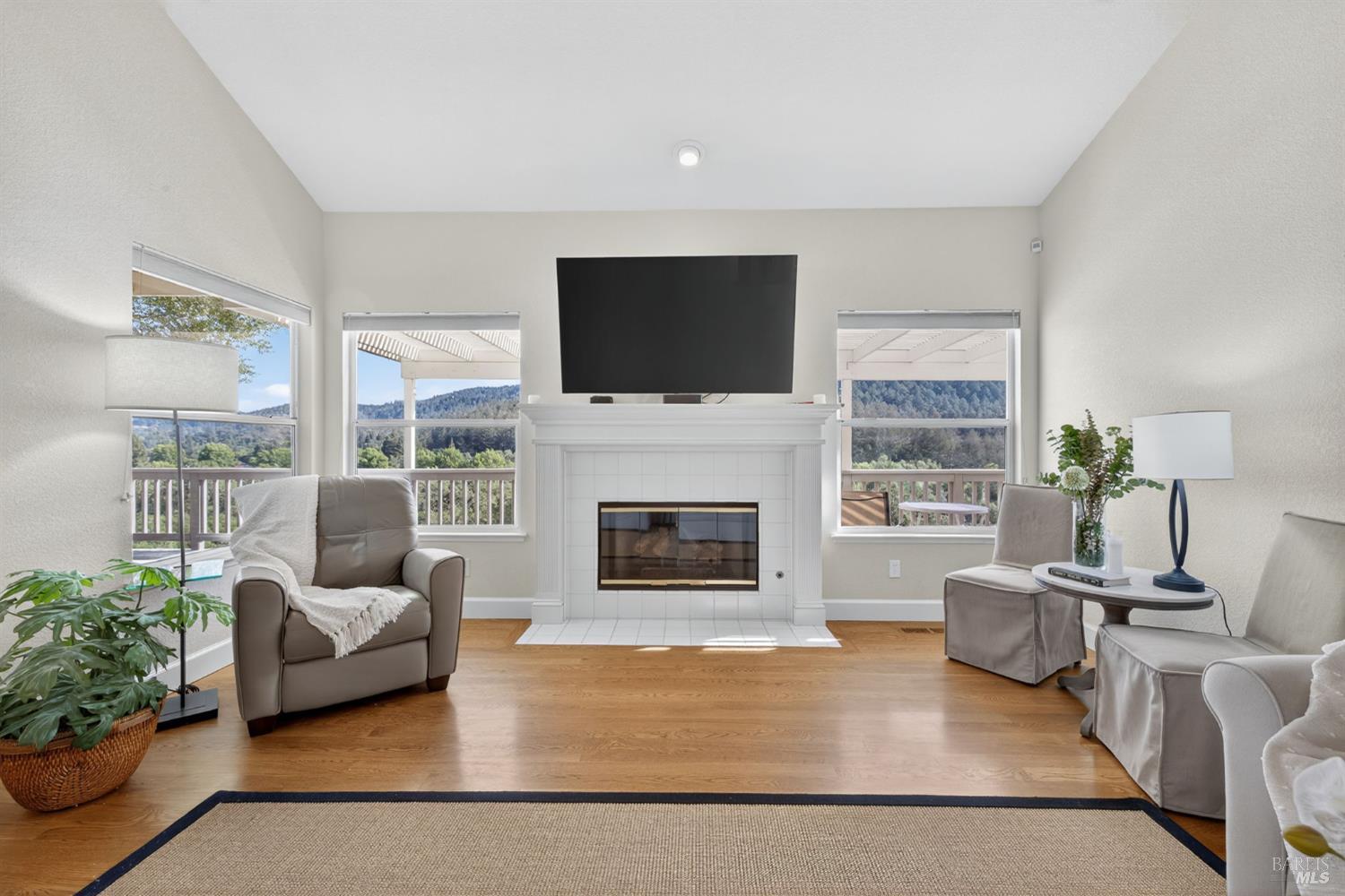 6382 Meadowridge Dr