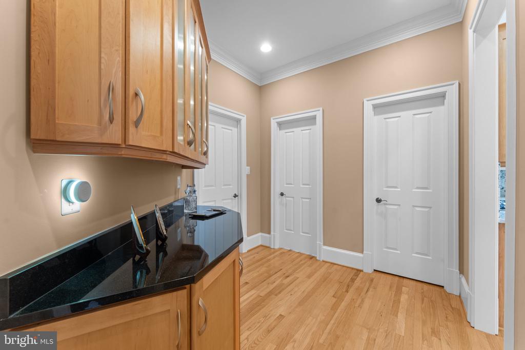 6114 ROSEMONT