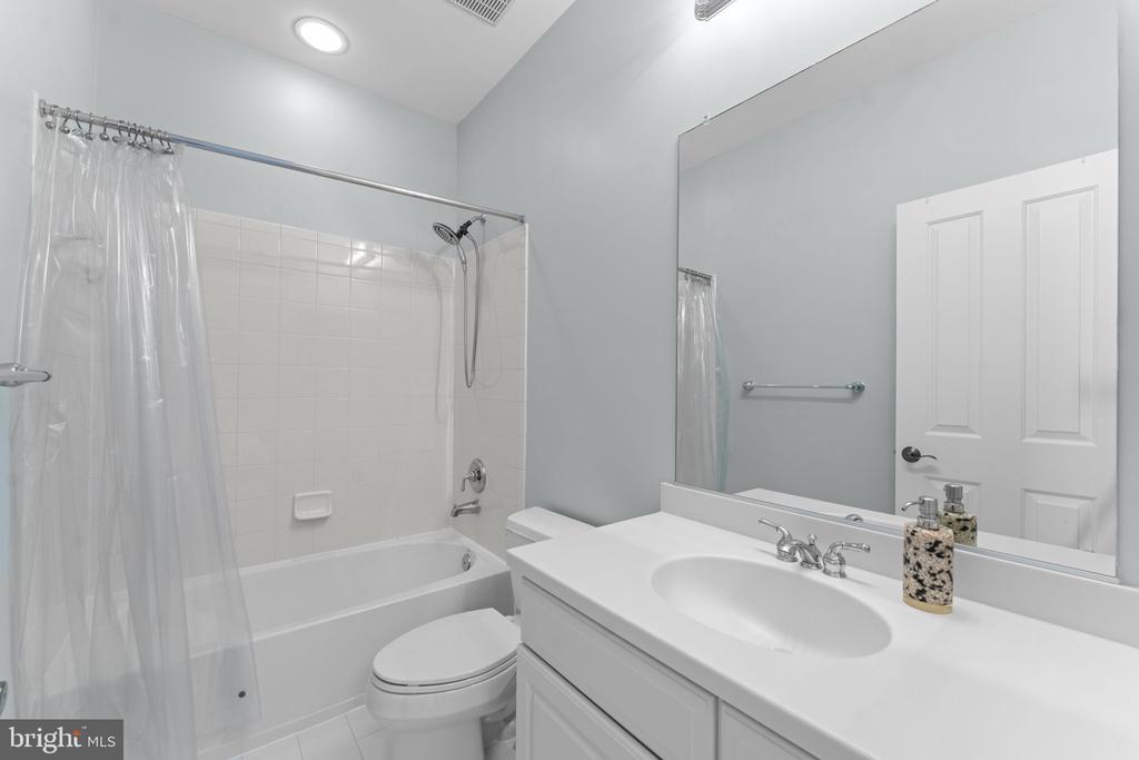 6114 ROSEMONT