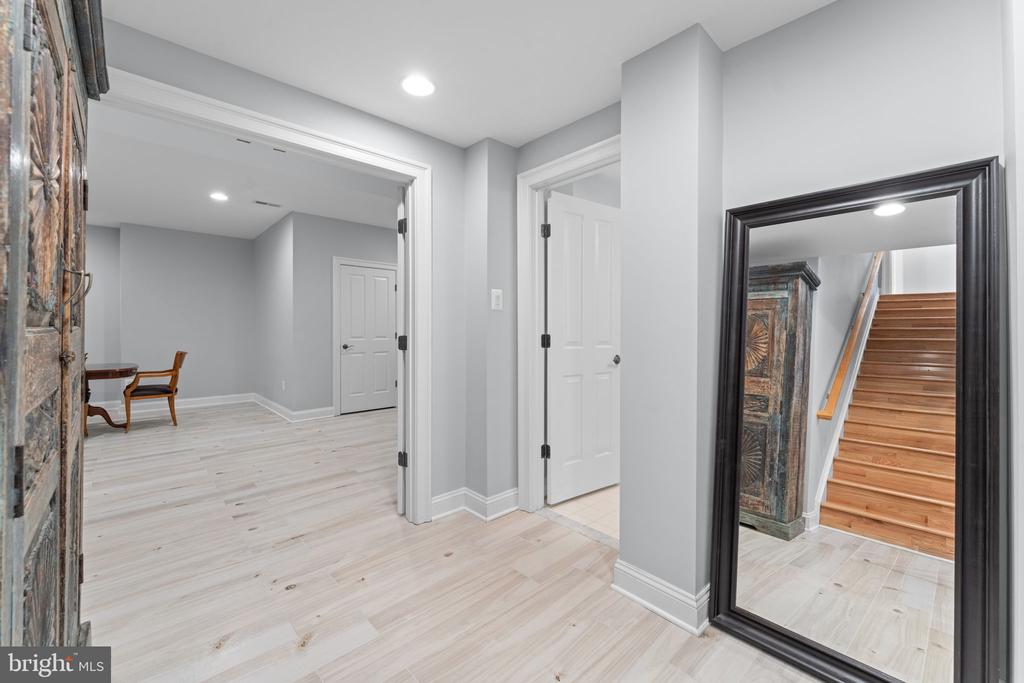 6114 ROSEMONT