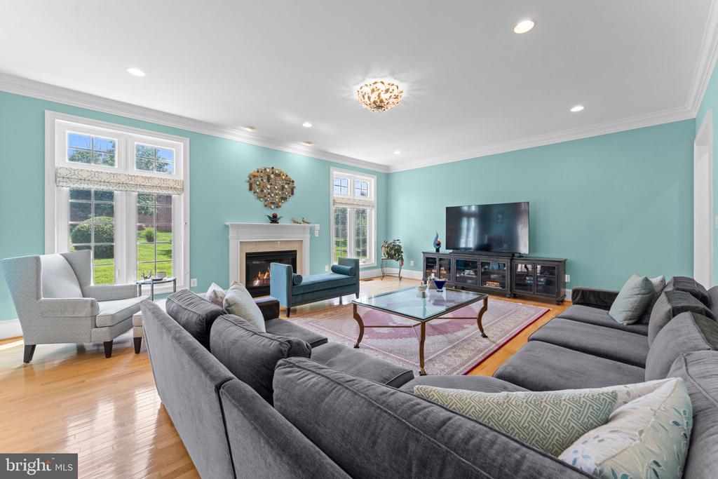 6114 ROSEMONT