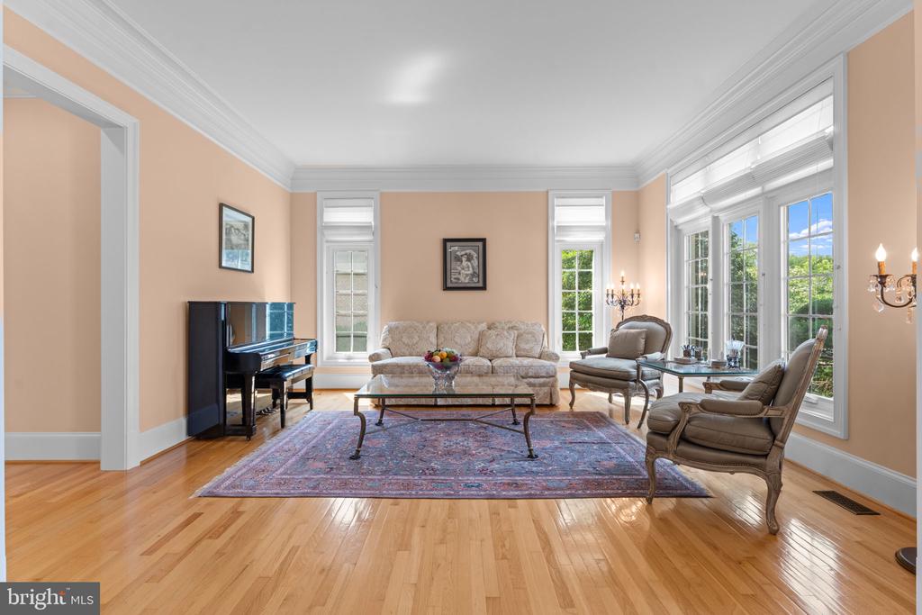 6114 ROSEMONT