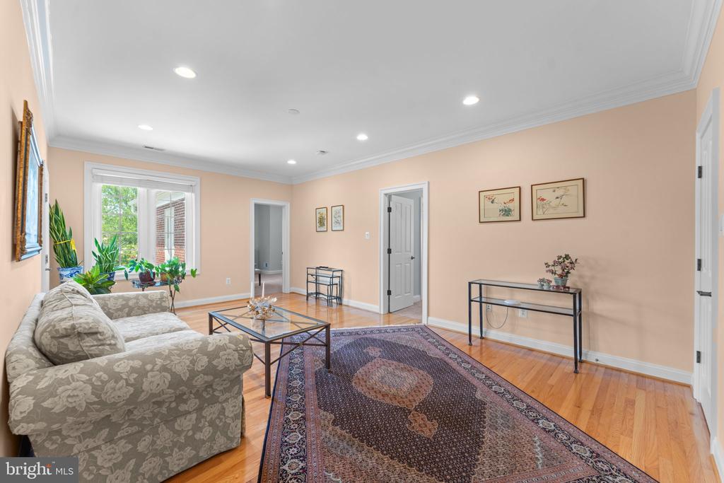 6114 ROSEMONT