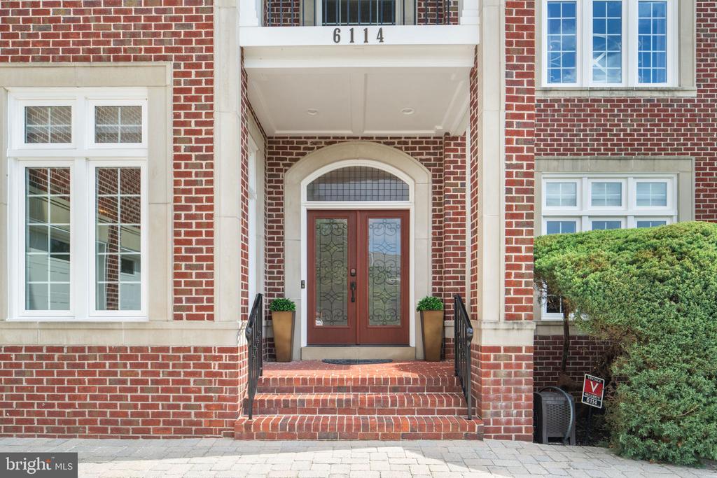 6114 ROSEMONT