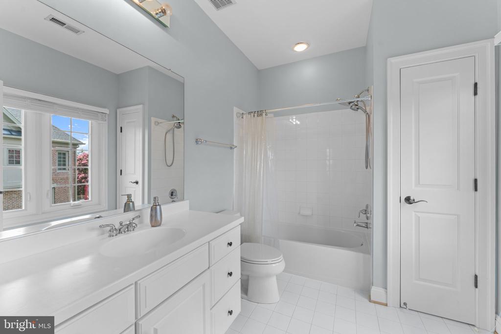 6114 ROSEMONT