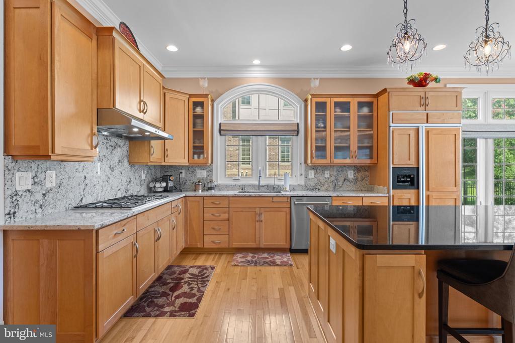 6114 ROSEMONT