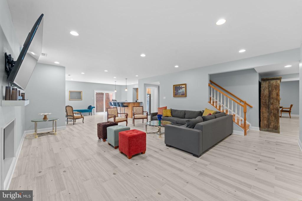 6114 ROSEMONT