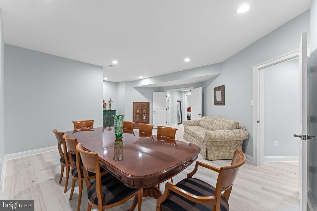 6114 ROSEMONT