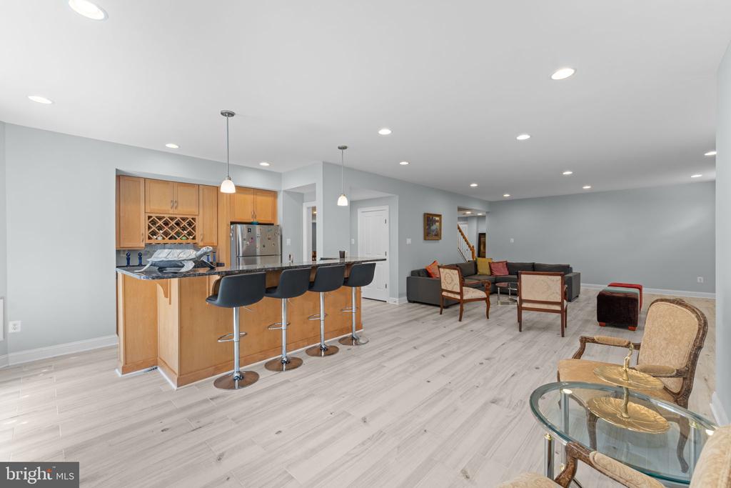 6114 ROSEMONT