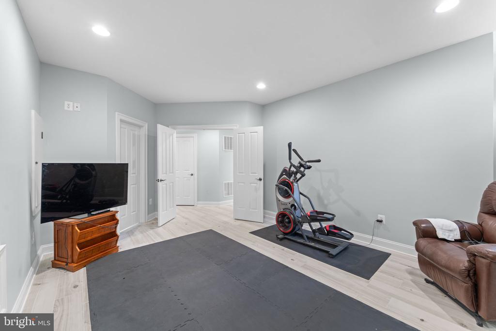 6114 ROSEMONT