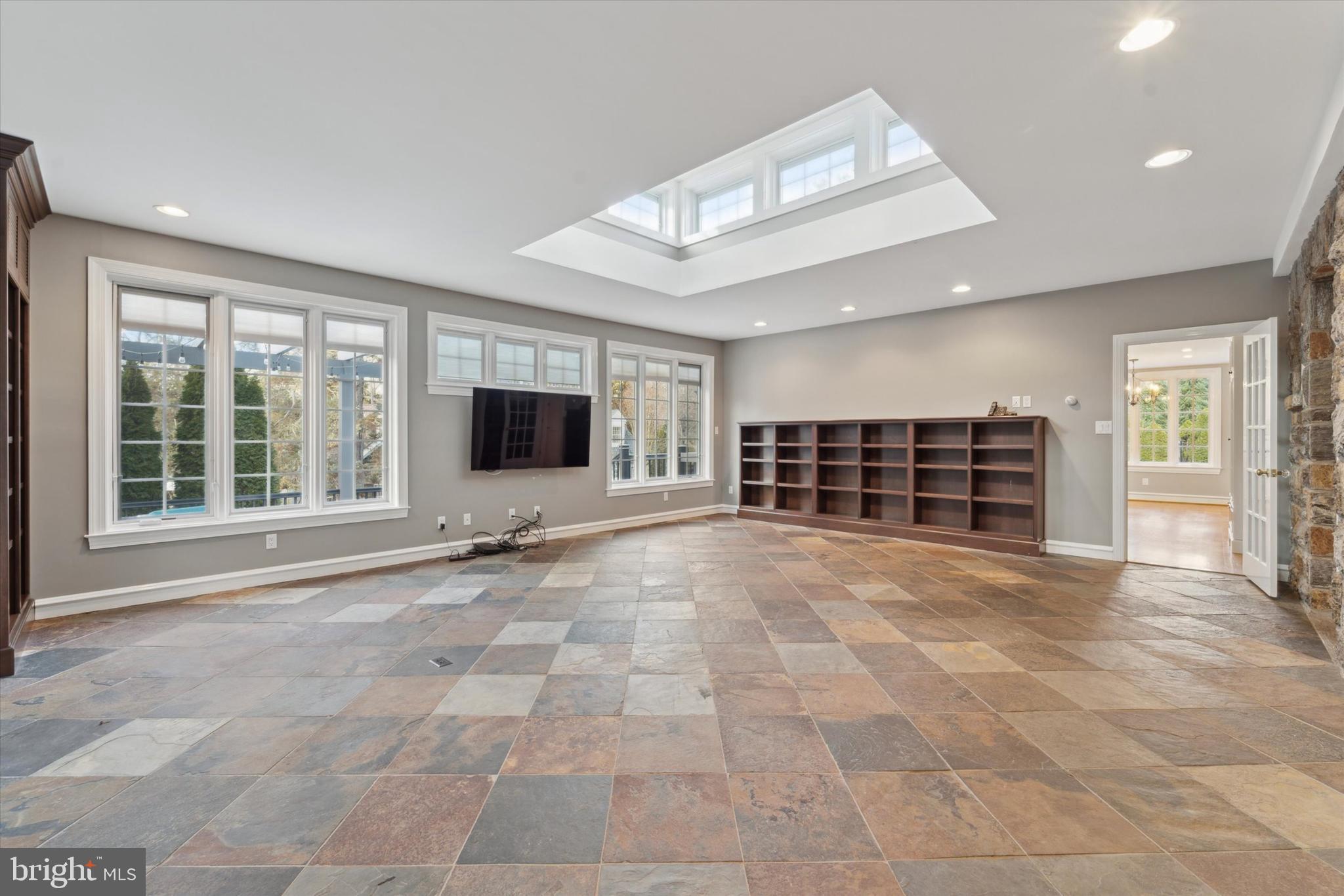 101 E BROOKHAVEN RD