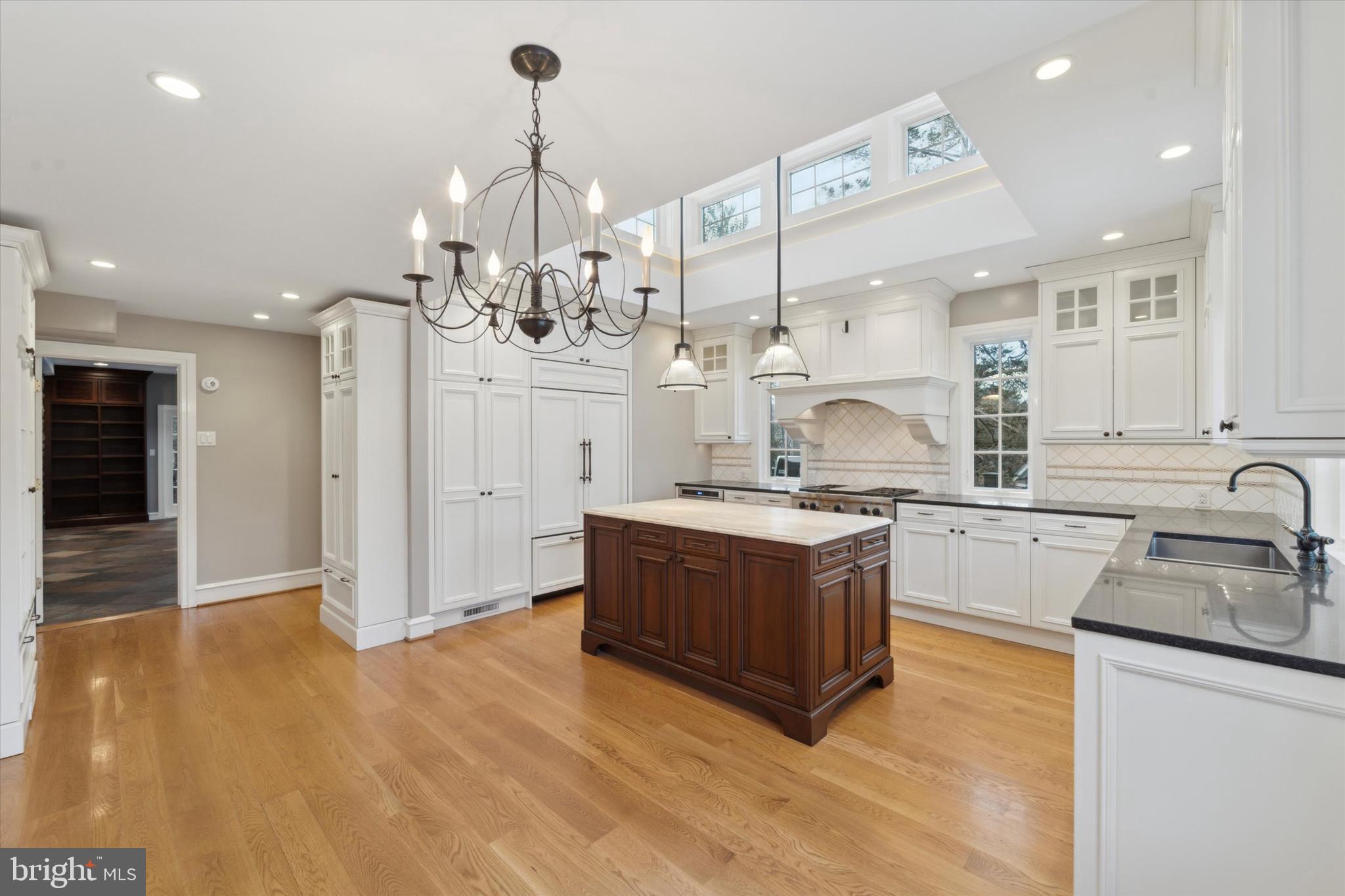 101 E BROOKHAVEN RD