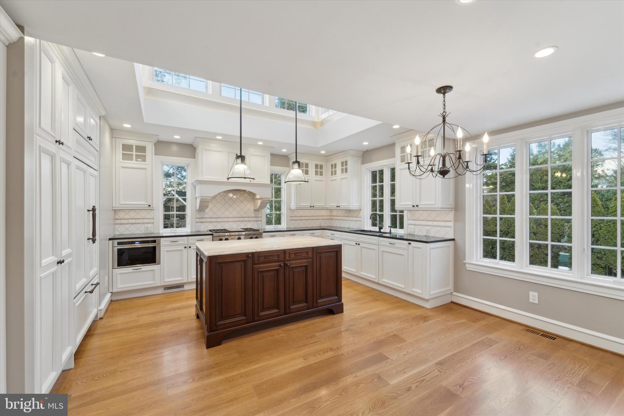 101 E BROOKHAVEN RD