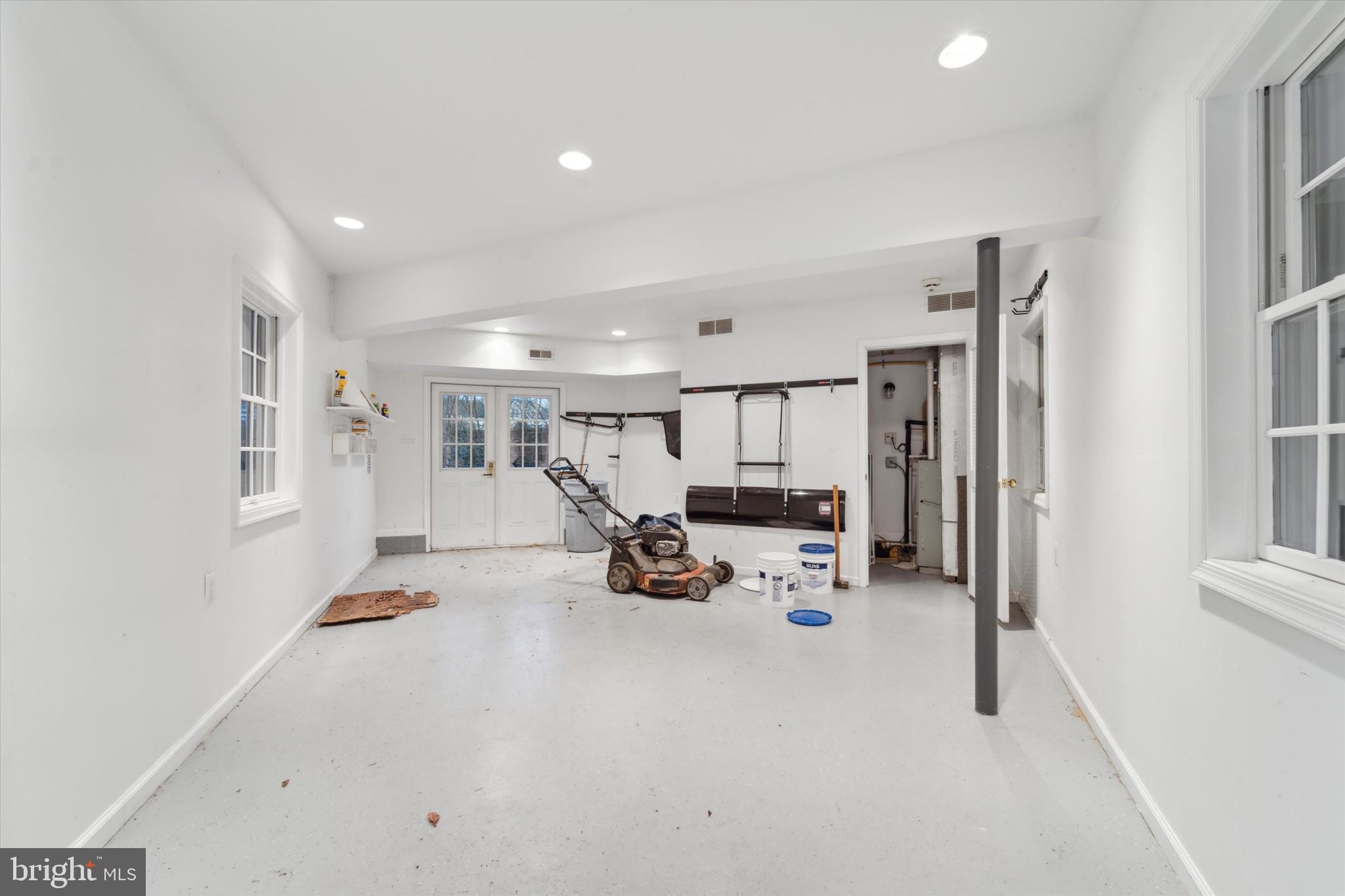 101 E BROOKHAVEN RD