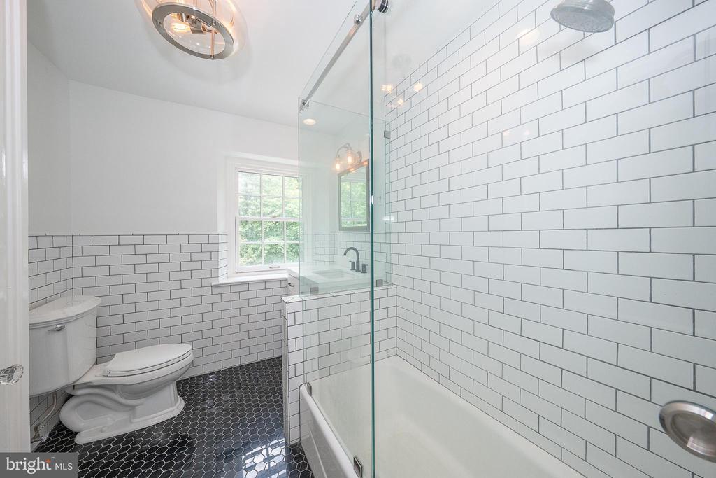101 E BROOKHAVEN ROAD