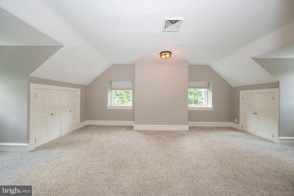 101 E BROOKHAVEN ROAD