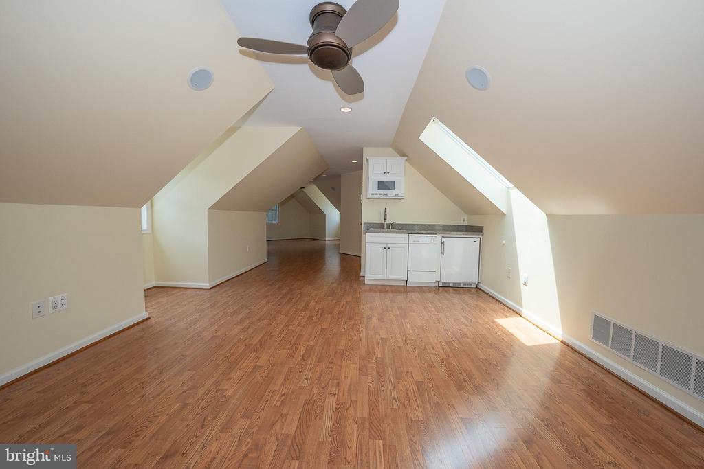 101 E BROOKHAVEN ROAD
