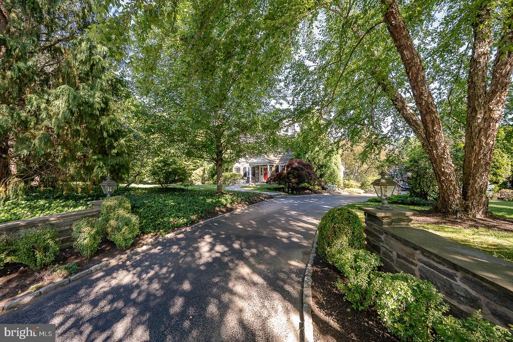 101 E BROOKHAVEN ROAD