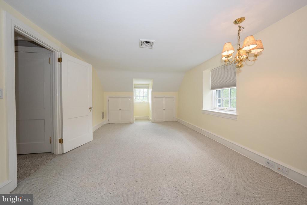 101 E BROOKHAVEN ROAD