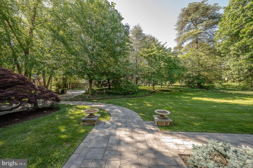 101 E BROOKHAVEN ROAD