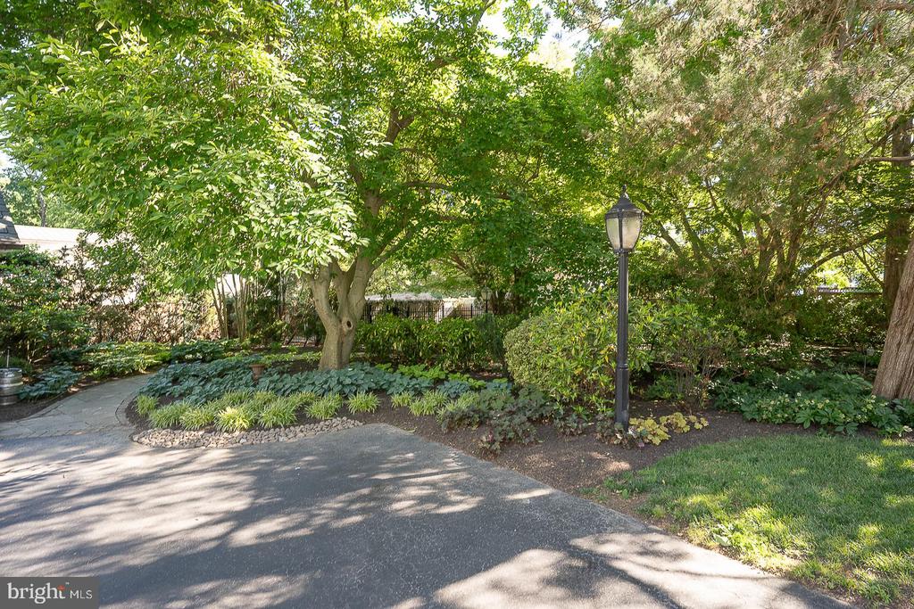 101 E BROOKHAVEN ROAD