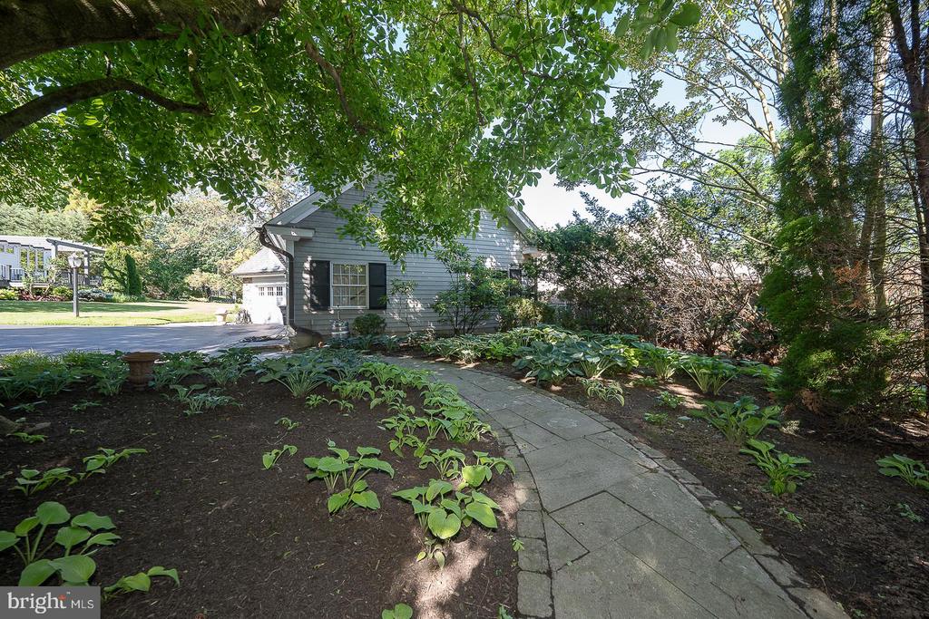 101 E BROOKHAVEN ROAD
