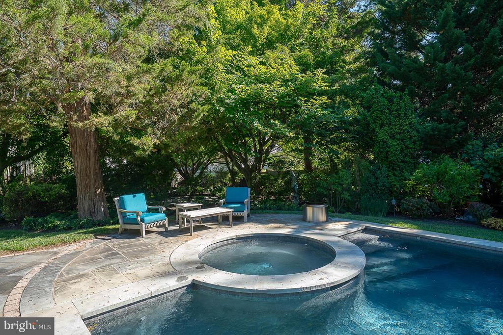 101 E BROOKHAVEN ROAD