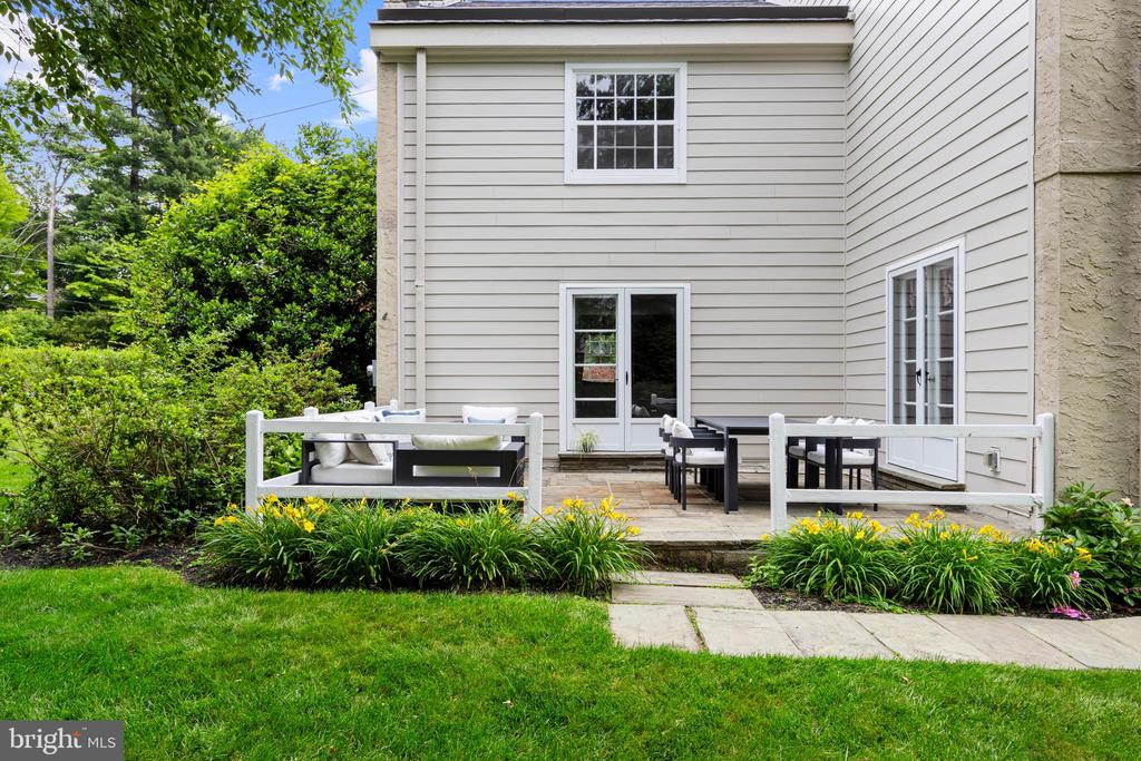 400 MEADOWBROOK AVENUE