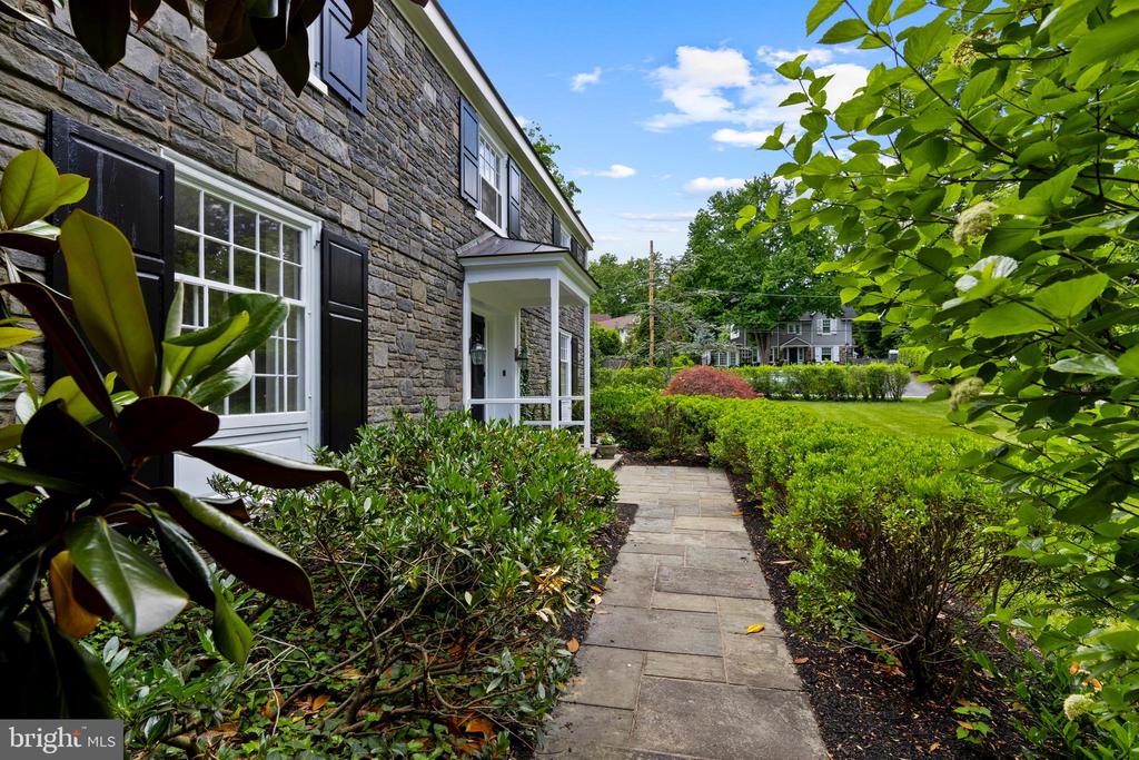 400 MEADOWBROOK AVENUE