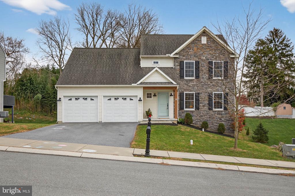 6 WOODLYN COURT
