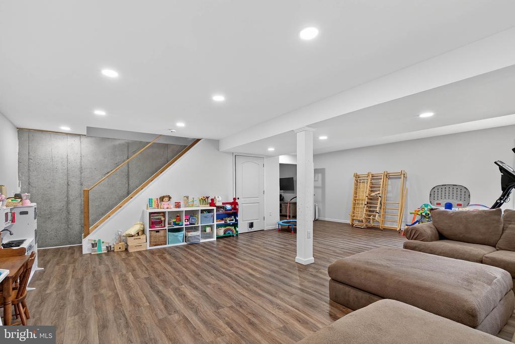 6 WOODLYN COURT
