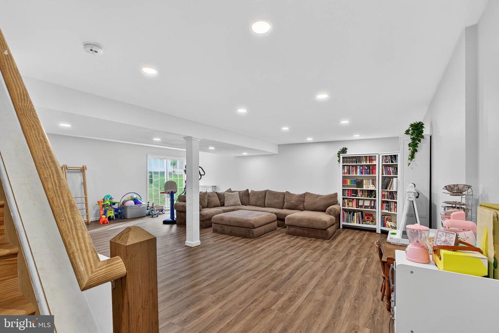 6 WOODLYN COURT
