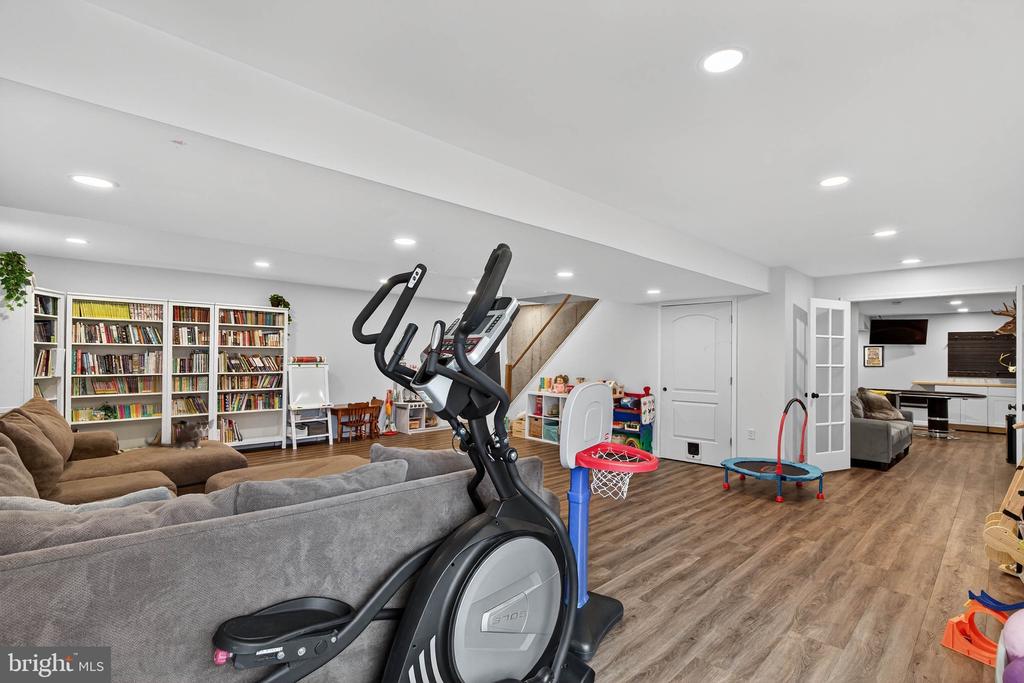 6 WOODLYN COURT