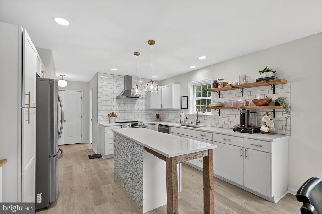6 WOODLYN COURT