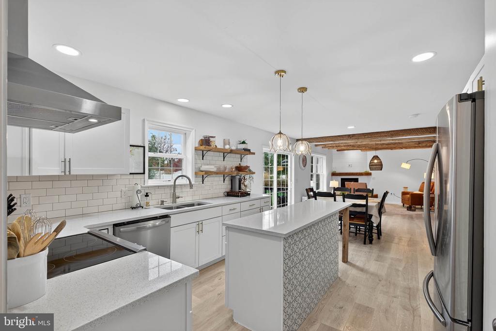 6 WOODLYN COURT