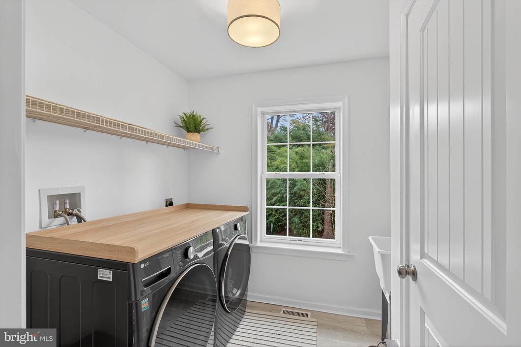 6 WOODLYN COURT