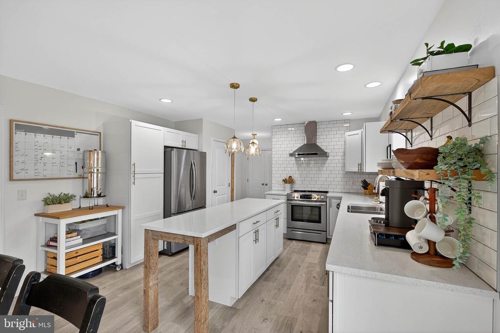 6 WOODLYN COURT