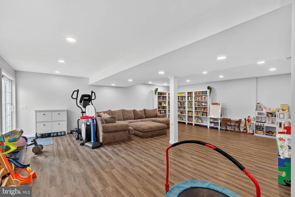 6 WOODLYN COURT