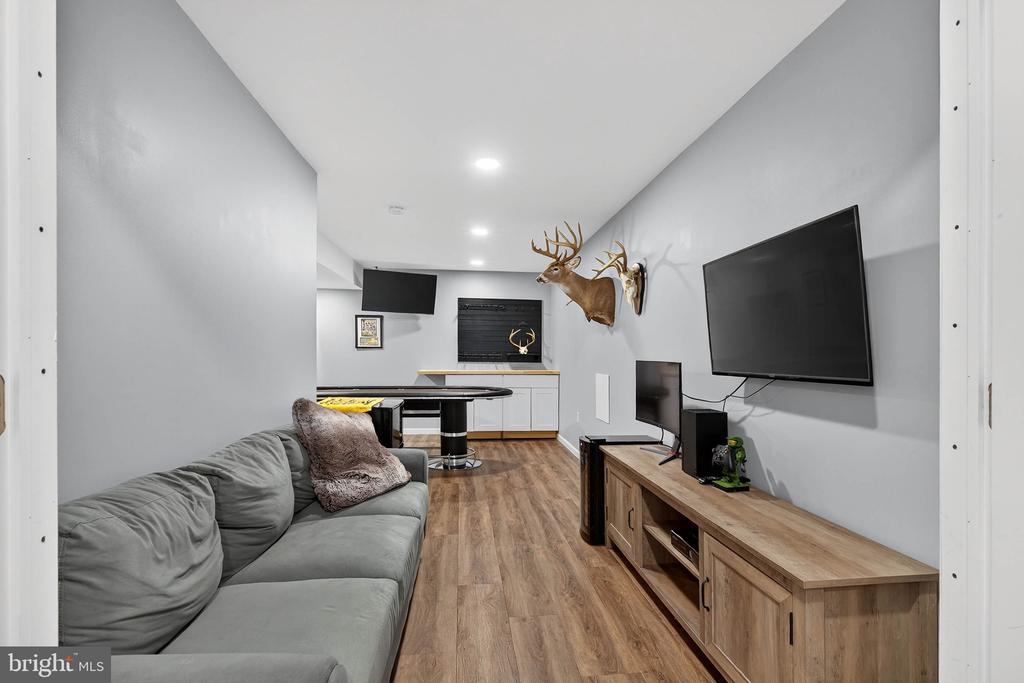 6 WOODLYN COURT