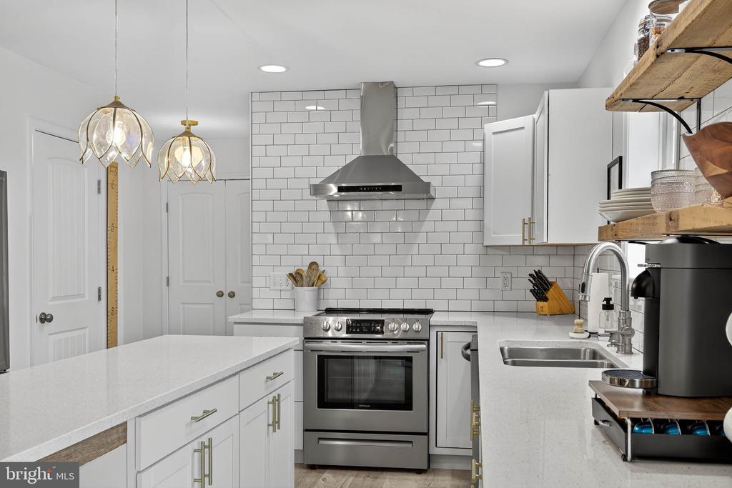 6 WOODLYN COURT