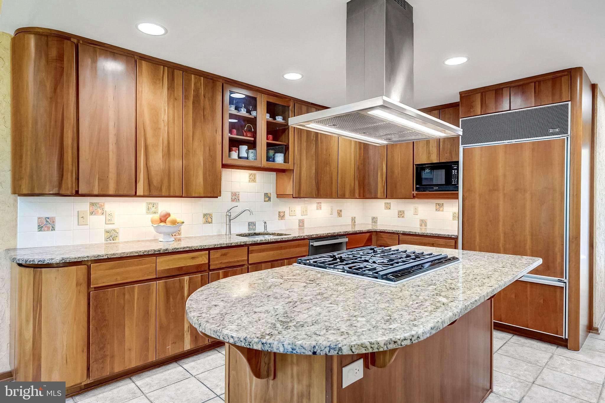 936 Honeysuckle Ln