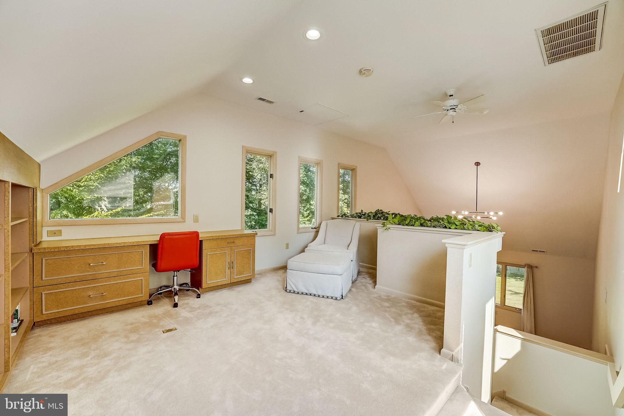 936 Honeysuckle Ln