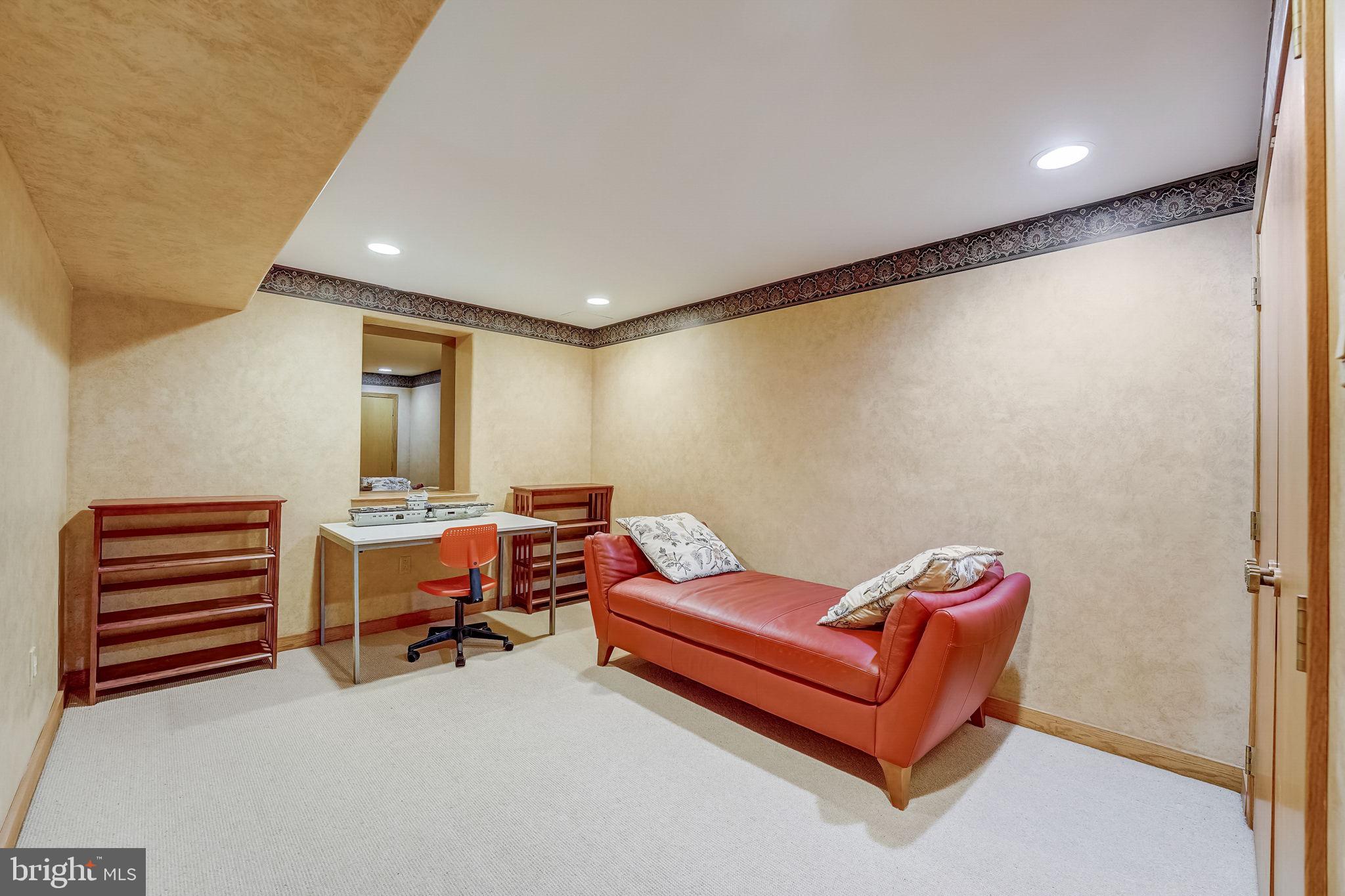 936 Honeysuckle Ln