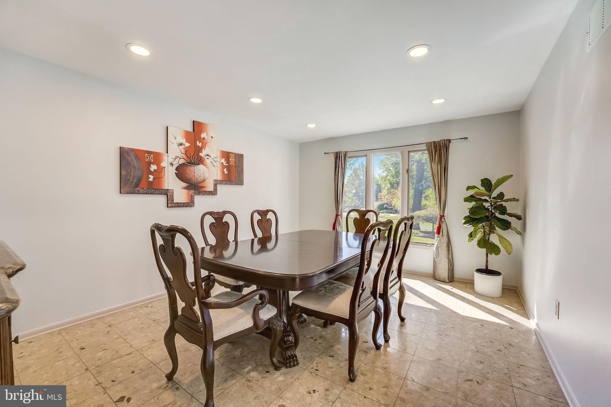 936 Honeysuckle Ln