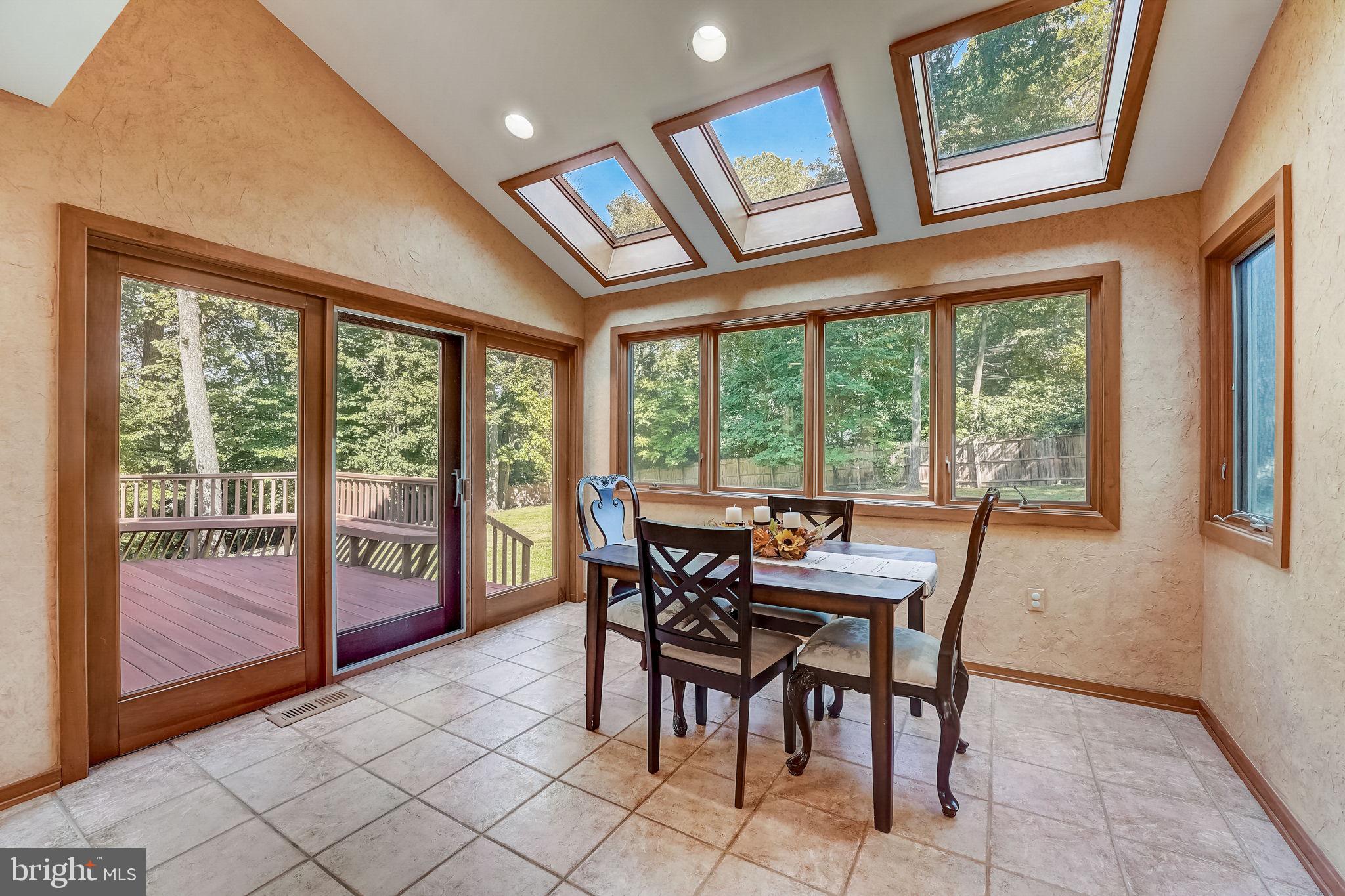 936 Honeysuckle Ln