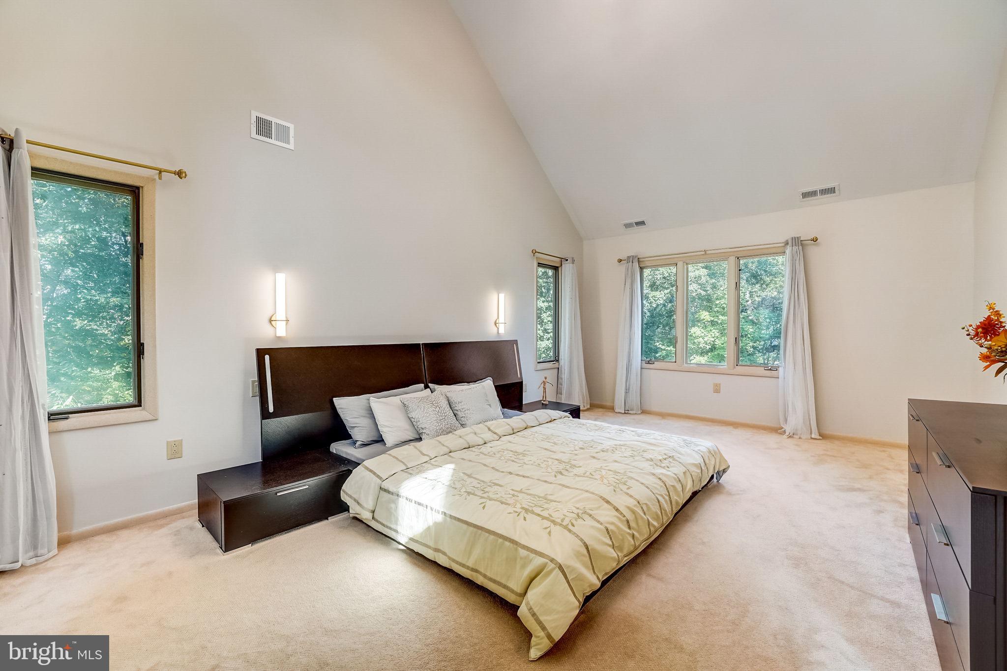 936 Honeysuckle Ln
