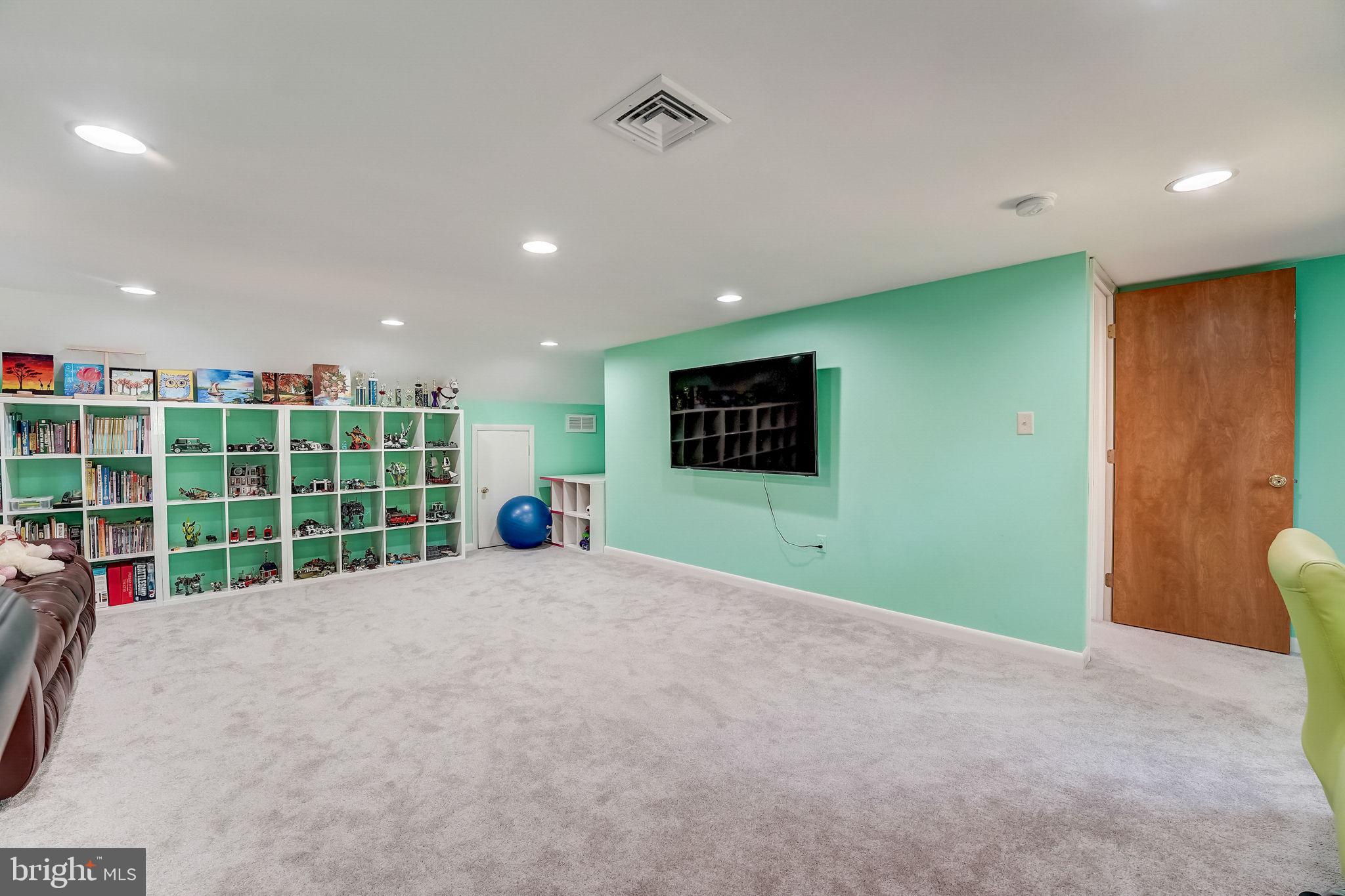 936 Honeysuckle Ln