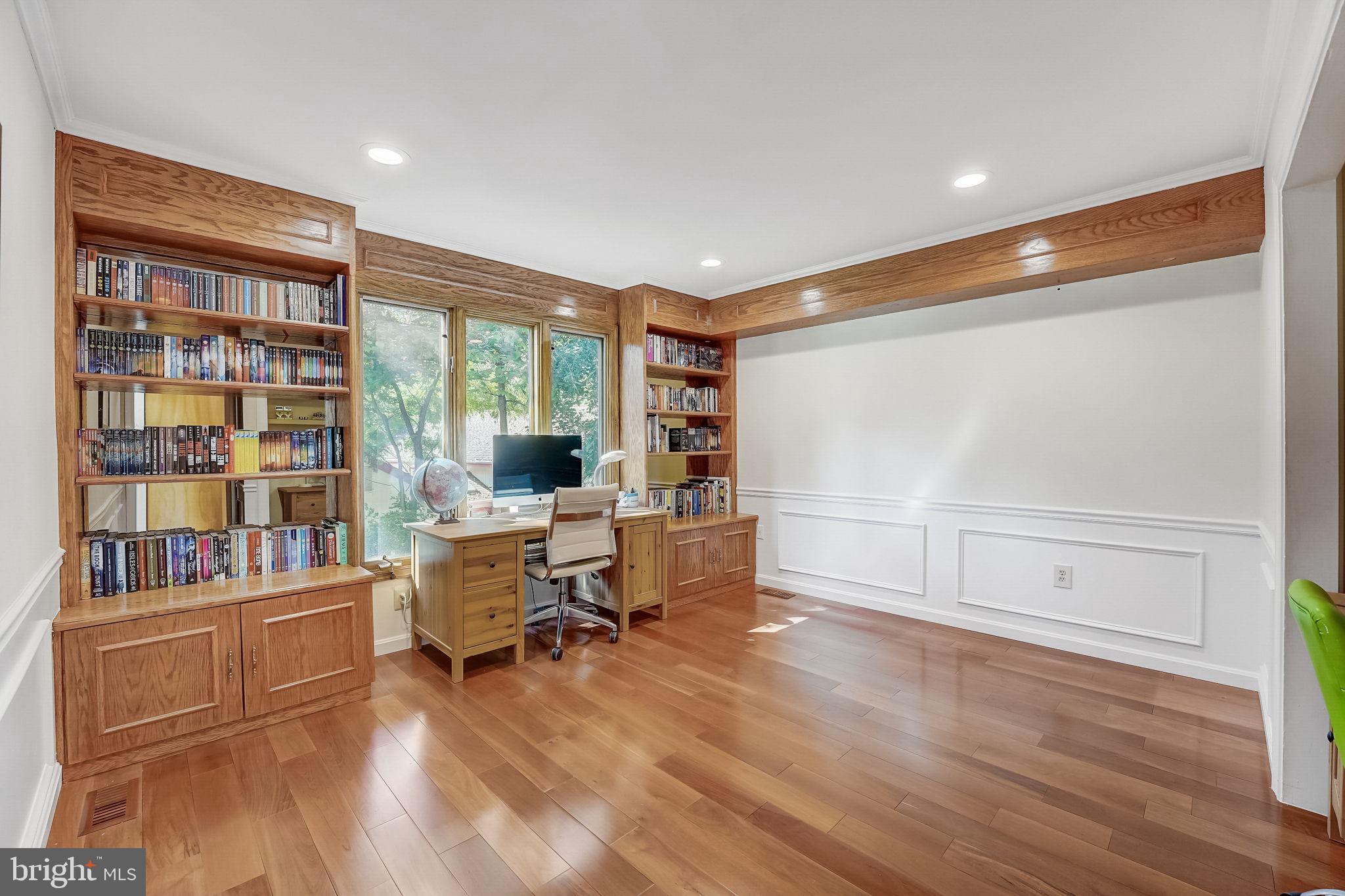 936 Honeysuckle Ln