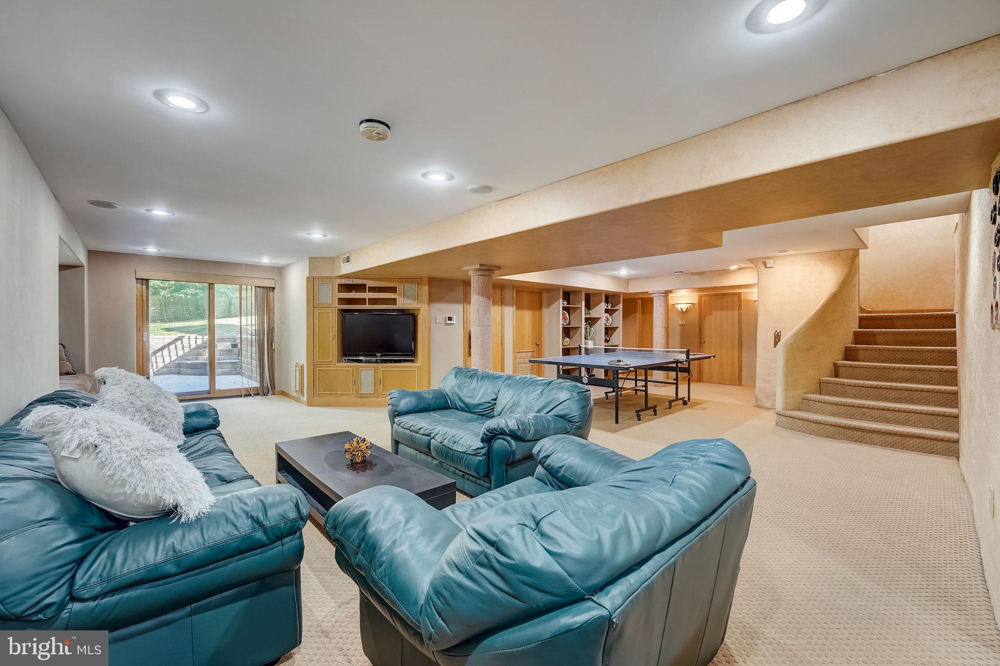 936 Honeysuckle Ln