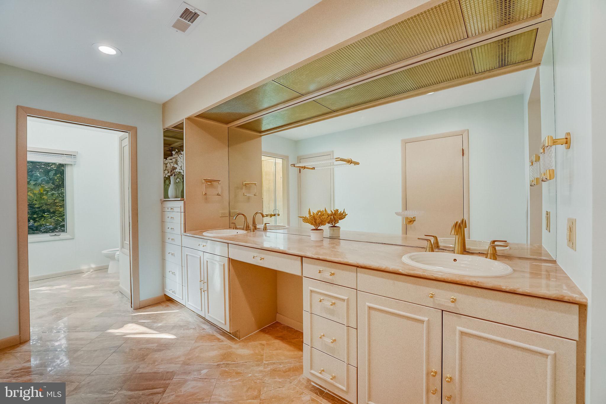 936 Honeysuckle Ln